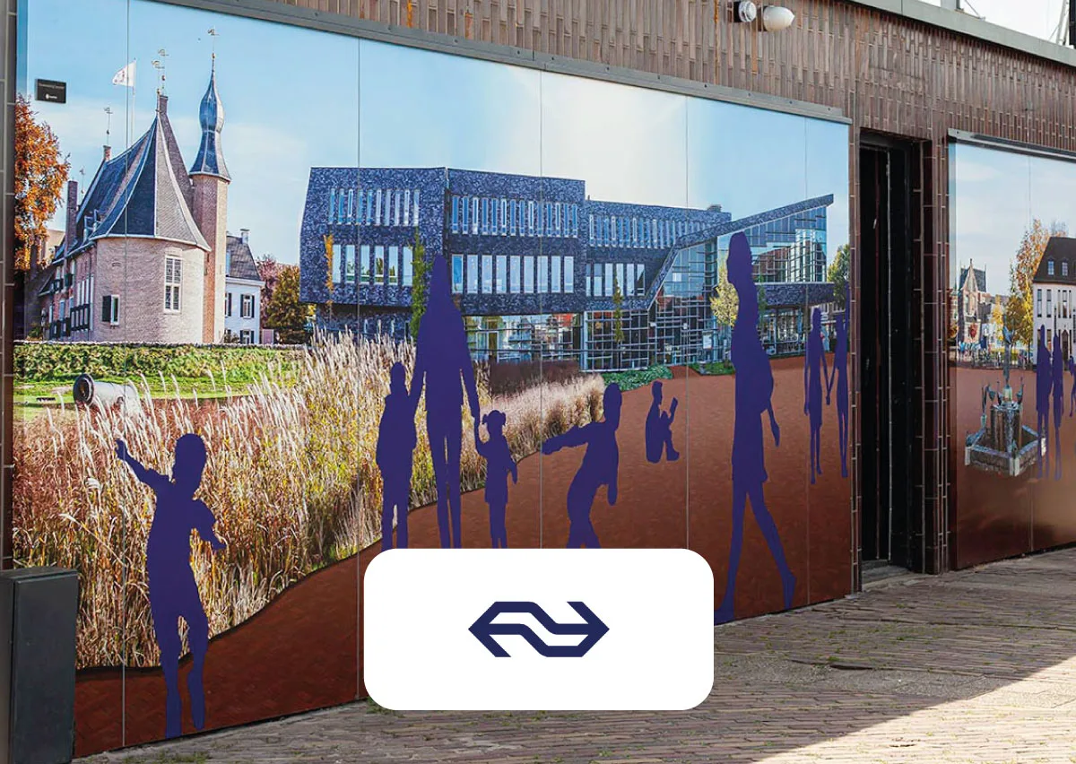 Geprinte gevelpanelen, een historische wandkaart en verlichte letters voor station Coevorden, in opdracht van de Nederla