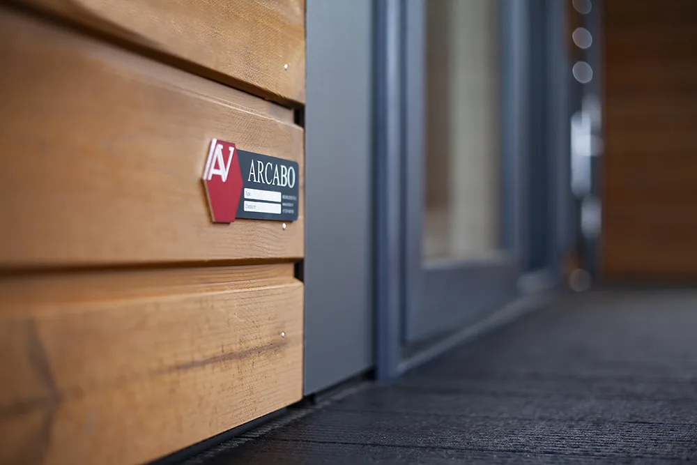Typeplaatjes voor de chalets van Arcabo, geprint in het aluminium en op maat gefreesd.
