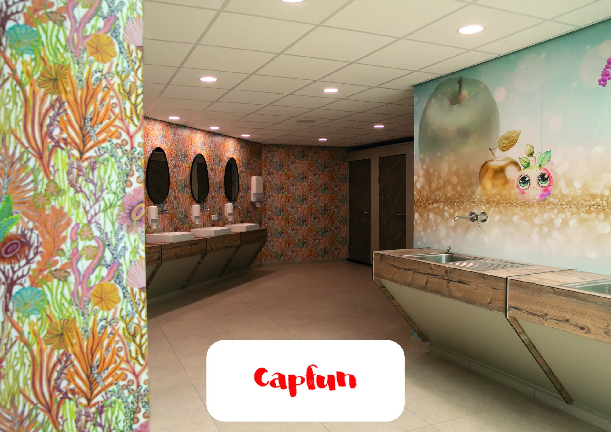 Voegloze, waterbestendige wandpanelen voor de renovatie van het sanitairgebouw van Capfun de Bongerd, met een print in h