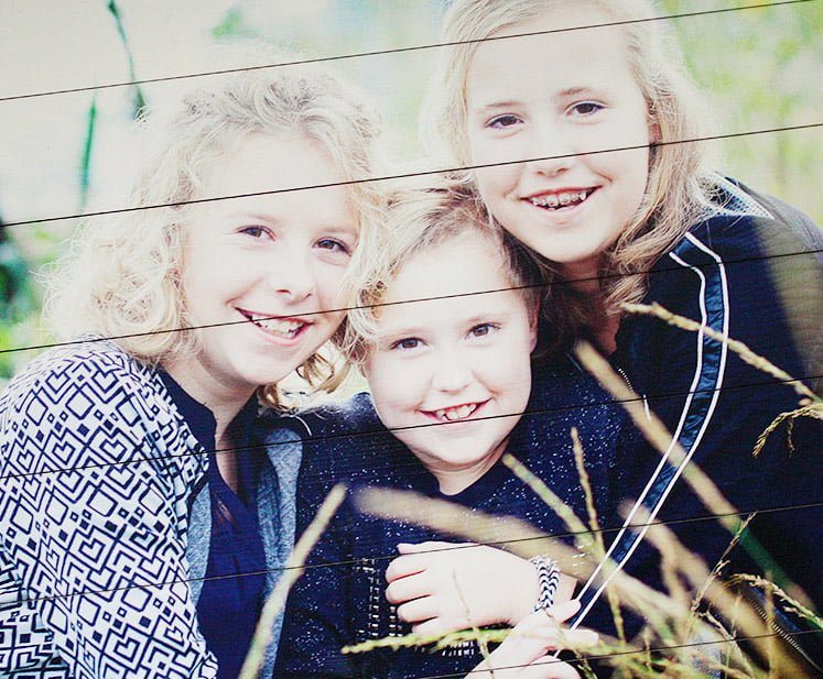 Gezinsfoto op whitewash vurenhout Gezinsfoto op whitewash vurenhout