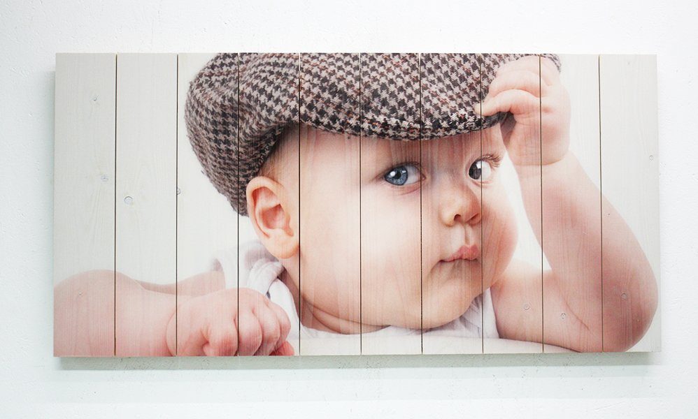 Babyfoto op whitewash vurenhout Babyfoto op whitewash vurenhout