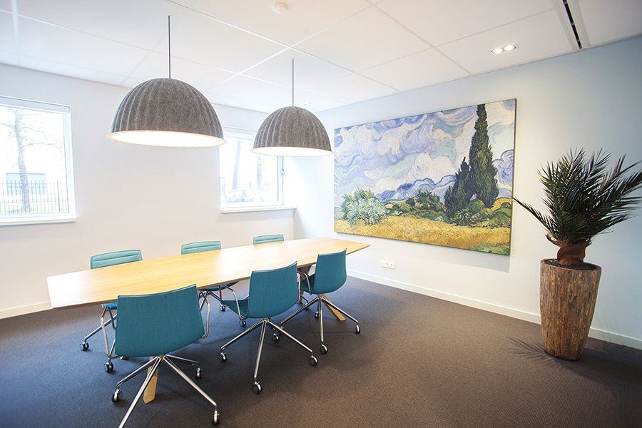 Mooi groot schilderij tegen galm Mooi groot schilderij tegen galm