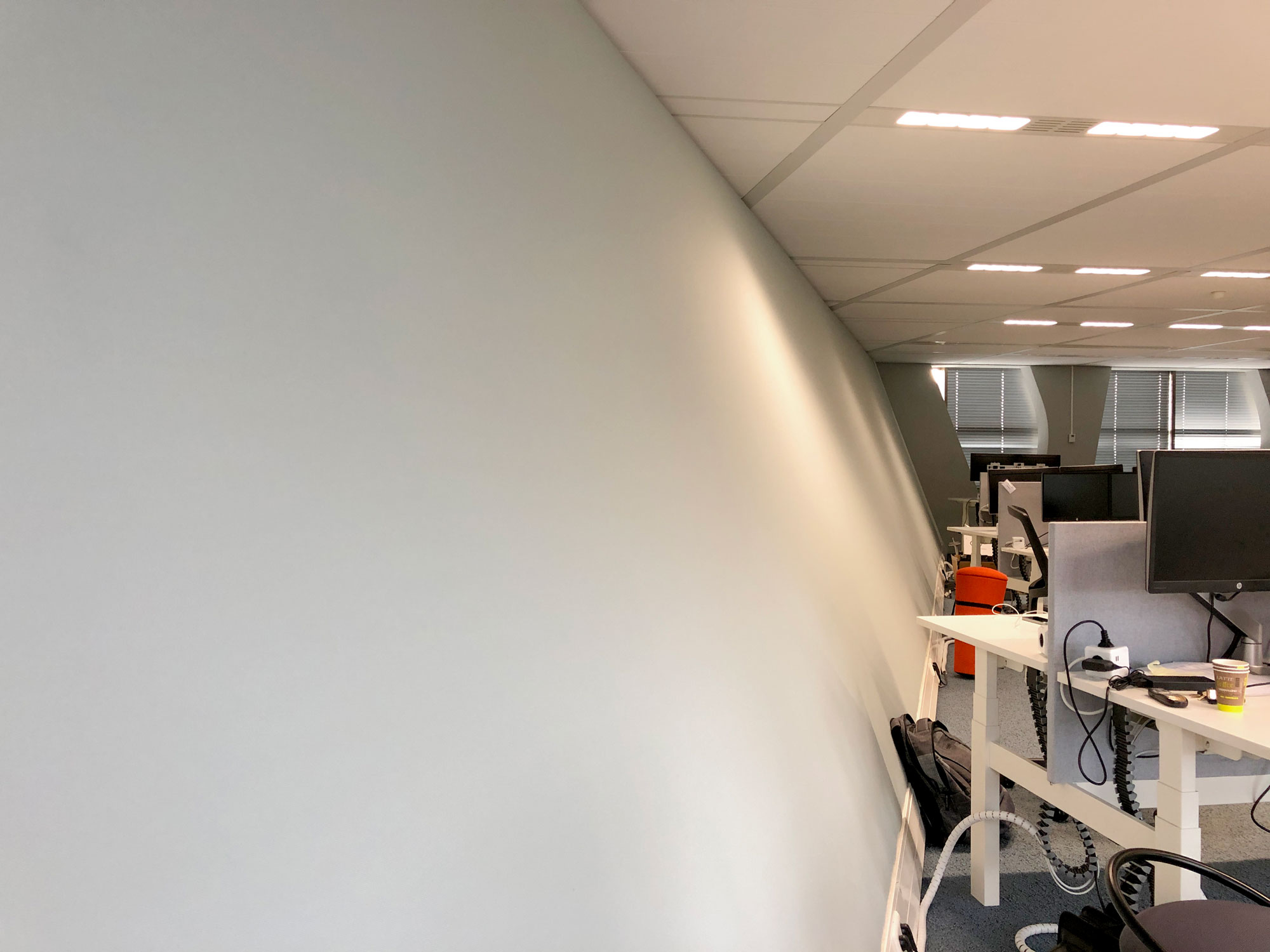 Geluidsabsorberend wandpaneel van 15 meter lang bij Waterschap in Zwolle Geluidsabsorberend wandpaneel van 15 meter lang bij Waterschap in Zwolle