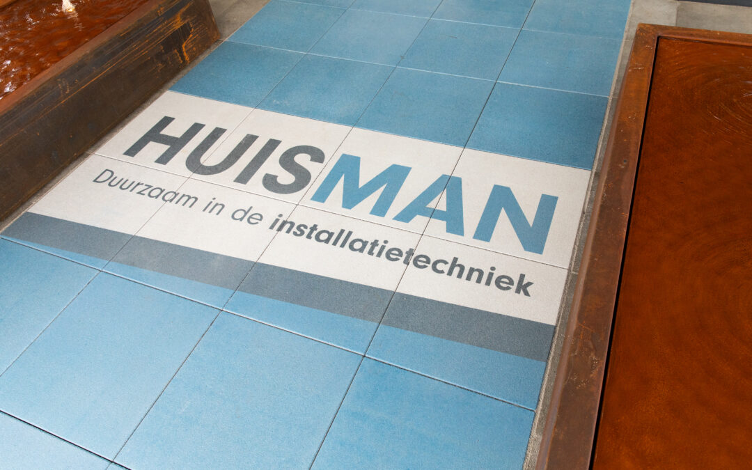 Betontegels in huisstijl kleuren